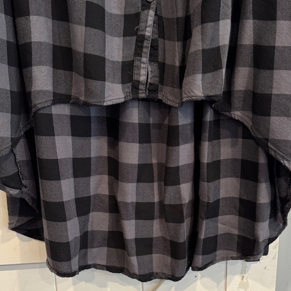 Torrid Black and Gray Plaid High-Low top size 2 x - Picture 5 of 7